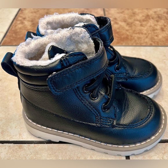 Old Navy Toddler Baby Boy Black Boots with Faux Fur inside size 6 - Picture 3 of 6
